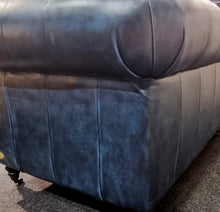 Afbeelding in Gallery-weergave laden, Chesterfield bank “Waterloo” 3.5 zits met 3 kussens leder wash/off Blue