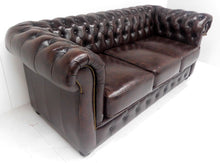 Afbeelding in Gallery-weergave laden, Chesterfield bank “LIVERPOOL”- 3 zits met 3 kussens - Handwish leather Brown