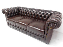 Afbeelding in Gallery-weergave laden, Chesterfield bank “LIVERPOOL”- 3 zits met 3 kussens - Handwish leather Brown