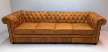 Afbeelding in Gallery-weergave laden, Chesterfield - 4 zits bank "SPRINGFIELD" 250 cm met 4 kussens - Vintage Rundleder lichtbruin