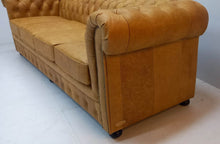 Afbeelding in Gallery-weergave laden, Chesterfield - 4 zits bank "SPRINGFIELD" 250 cm met 4 kussens - Vintage Rundleder lichtbruin