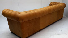 Afbeelding in Gallery-weergave laden, Chesterfield - 4 zits bank "SPRINGFIELD" 250 cm met 4 kussens - Vintage Rundleder lichtbruin