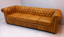 Afbeelding in Gallery-weergave laden, Chesterfield - 4 zits bank "SPRINGFIELD" 250 cm met 4 kussens - Vintage Rundleder lichtbruin