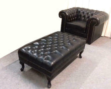 Afbeelding in Gallery-weergave laden, Chesterfield Fauteuil + Hocker black softleer (B-Stock/Nieuw)