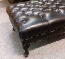 Afbeelding in Gallery-weergave laden, Chesterfield Fauteuil + Hocker black softleer (B-Stock/Nieuw)