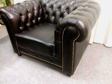 Afbeelding in Gallery-weergave laden, Chesterfield Fauteuil + Hocker black softleer (B-Stock/Nieuw)