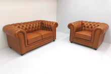 Afbeelding in Gallery-weergave laden, Chesterfield 2 zits bank en fauteuil ARSENAL-JOHN tabacco aniline leder.
