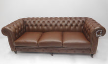 Afbeelding in Gallery-weergave laden, Chesterfield bank "Cambridge" - 3 zits met 3 kussens - Vintage rundleer Brown