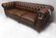 Afbeelding in Gallery-weergave laden, Chesterfield bank "Cambridge" - 3 zits met 3 kussens - Vintage rundleer Brown