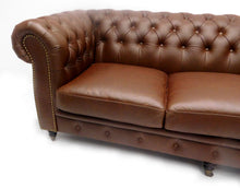 Afbeelding in Gallery-weergave laden, Chesterfield bank "Cambridge" - 3 zits met 3 kussens - Vintage rundleer Brown