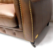 Afbeelding in Gallery-weergave laden, Chesterfield bank "Cambridge" - 3 zits met 3 kussens - Vintage rundleer Brown