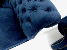 Afbeelding in Gallery-weergave laden, Chesterfield bank 3 zits "Deep buttoning" Gestoffeerd sterke synthetische velours diep blauw.