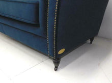 Afbeelding in Gallery-weergave laden, Chesterfield bank 3 zits "Deep buttoning" Gestoffeerd sterke synthetische velours diep blauw.