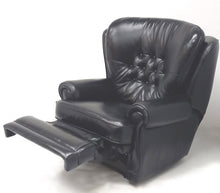 Afbeelding in Gallery-weergave laden, Chesterfield relaxfauteuil "New Castle" - hand verstelbaar - zeer mooie hoogglans oil black rundleer