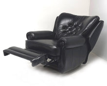 Afbeelding in Gallery-weergave laden, Chesterfield relaxfauteuil "New Castle" - hand verstelbaar - zeer mooie hoogglans oil black rundleer