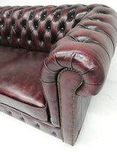 Afbeelding in Gallery-weergave laden, Chesterfield bank SPRINGFIELD - 4 zits met 4 kussens - Leder Burgundy (Bordo Rood)