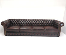 Afbeelding in Gallery-weergave laden, Chesterfield - 5 zits bank "SPRINGFIELD" met 4 kussens - Handwish leder Donkerbruin