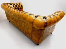 Afbeelding in Gallery-weergave laden, Chesterfield bank Vincent 3 zits bank button seat. Whisky antiek leer