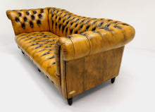 Afbeelding in Gallery-weergave laden, Chesterfield bank Vincent 3 zits bank button seat. Whisky antiek leer