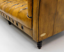 Afbeelding in Gallery-weergave laden, Chesterfield bank Vincent 3 zits bank button seat. Whisky antiek leer