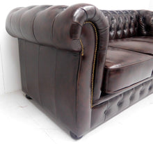 Afbeelding in Gallery-weergave laden, Chesterfield bank “LIVERPOOL”- 3 zits met 3 kussens - Leder Burgundy (bordo rood)
